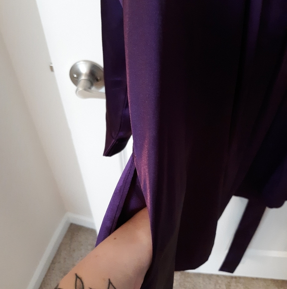 Luxurious Silk Robe - Picture 4 of 5